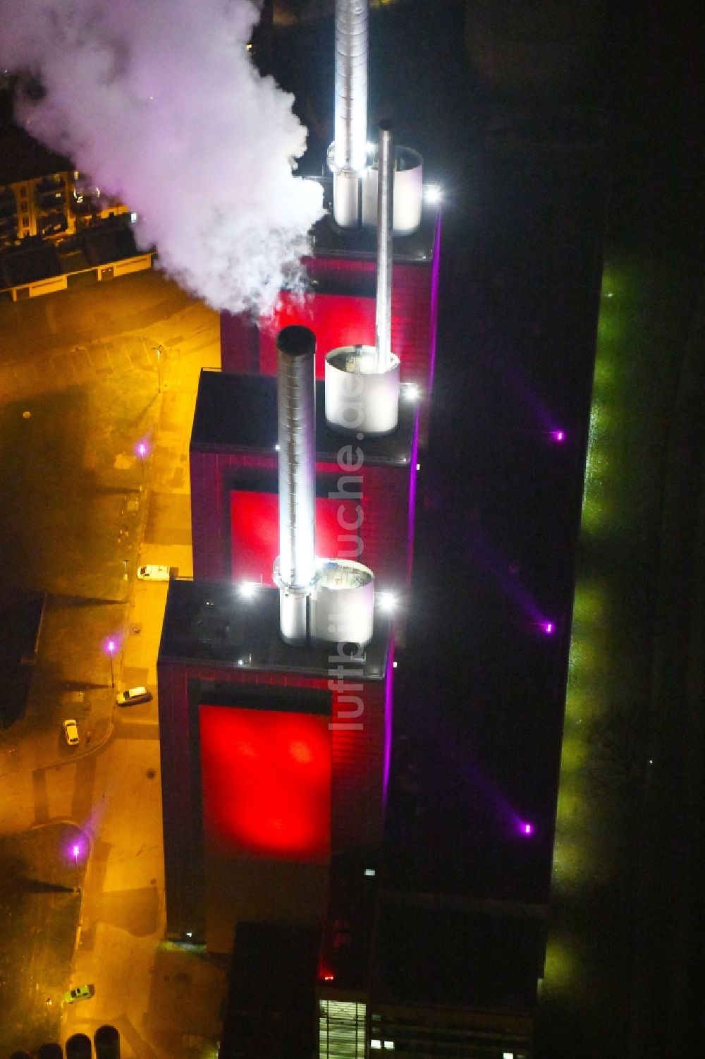 Nacht-Luftaufnahme Hannover - Nachtluftbild des Blockheizkraftwerk - regionalen Heizkraftwerkes Heizkraftwerk Linden an der Spinnereistraße in Hannover im Bundesland Niedersachsen, Deutschland