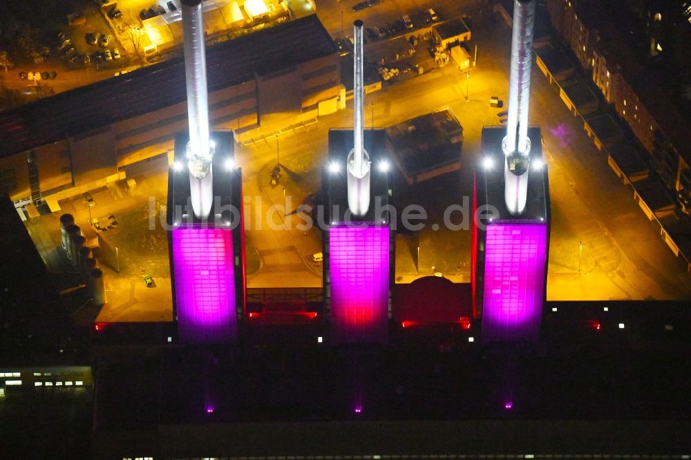 Nachtluftbild Hannover - Nachtluftbild des Blockheizkraftwerk - regionalen Heizkraftwerkes Heizkraftwerk Linden an der Spinnereistraße in Hannover im Bundesland Niedersachsen, Deutschland