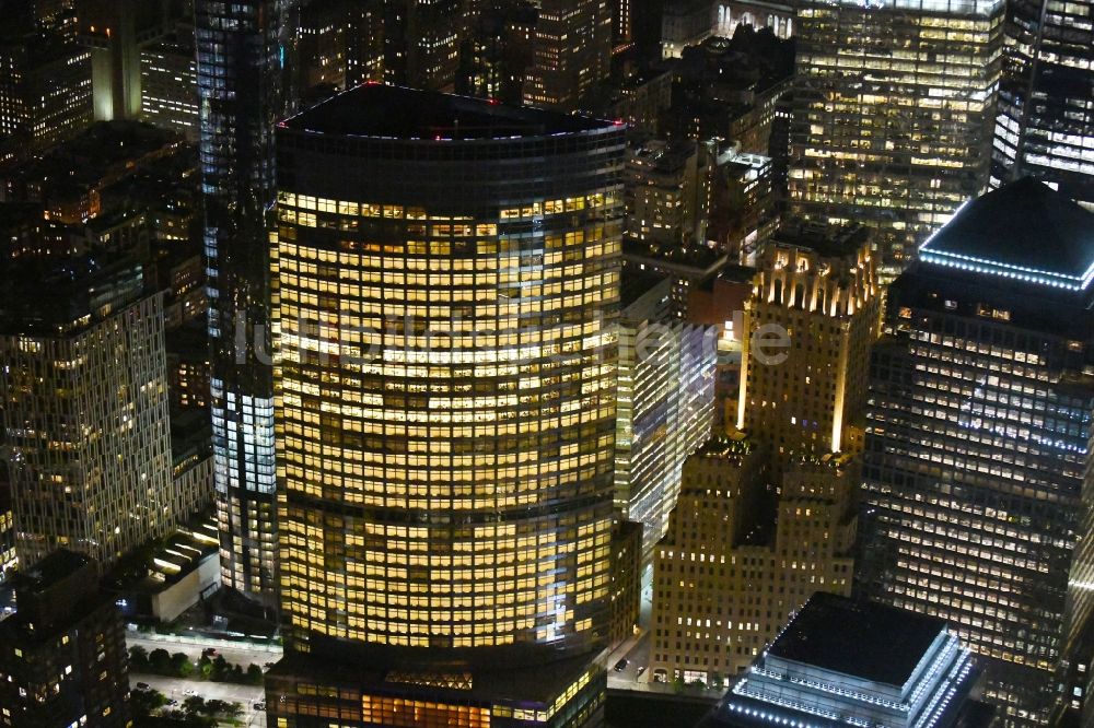 Nacht-Luftaufnahme New York - Nachtluftbild des Büro- und Unternehmensverwaltungs-Hochhaus- Gebäude Goldman Sachs Headquarters an der West Street in New York in USA