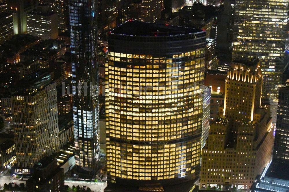 New York bei Nacht von oben - Nachtluftbild des Büro- und Unternehmensverwaltungs-Hochhaus- Gebäude Goldman Sachs Headquarters an der West Street in New York in USA