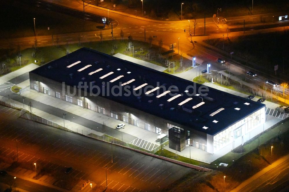 Erfurt bei Nacht von oben - Nachtluftbild des Bürogebäude des Geschäftshauses VW Qualifizierungszentrum in der Orionstraße in Erfurt im Bundesland Thüringen, Deutschland