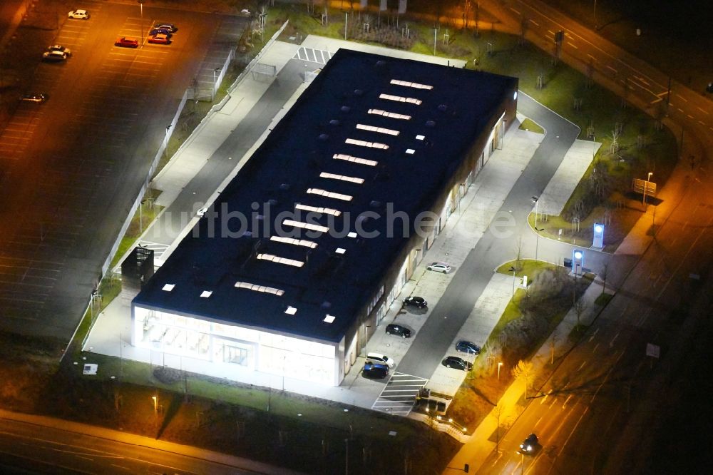 Nachtluftbild Erfurt - Nachtluftbild des Bürogebäude des Geschäftshauses VW Qualifizierungszentrum in der Orionstraße in Erfurt im Bundesland Thüringen, Deutschland