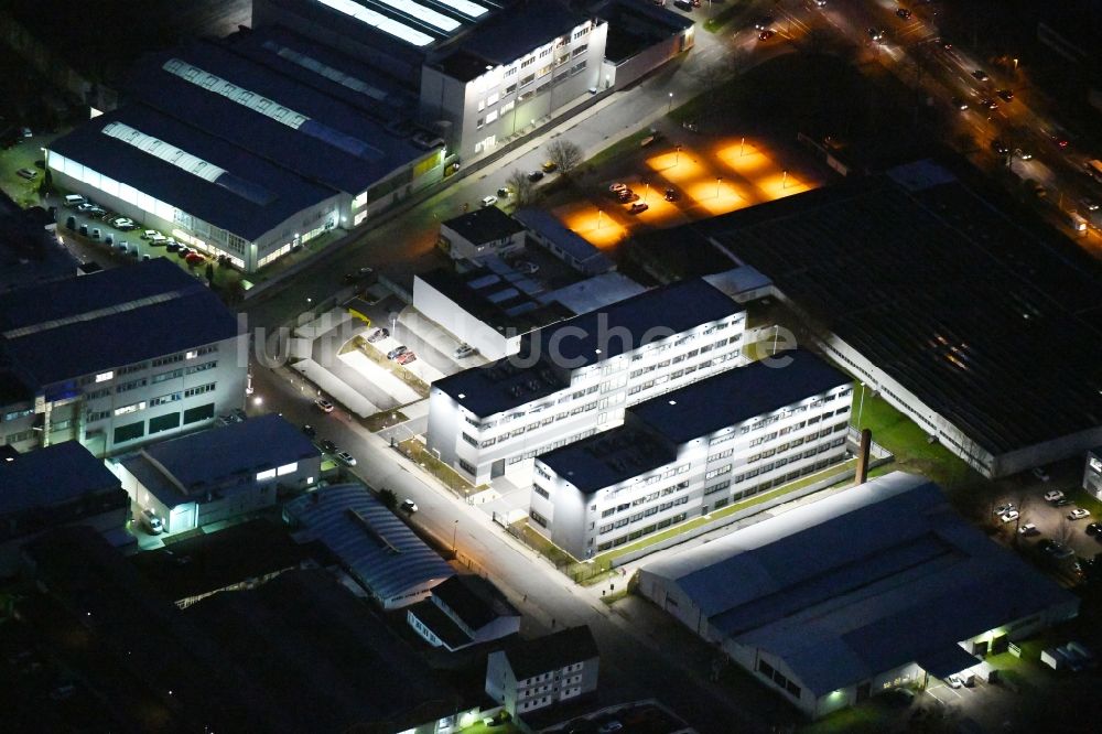 Nacht-Luftaufnahme Wolfsburg - Nachtluftbild des Bürogebäude der VOLKE - Entwicklungsring SE in der Daimlerstraße in Wolfsburg im Bundesland Niedersachsen, Deutschland