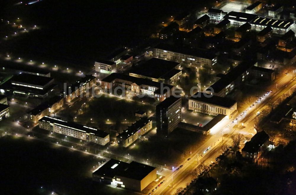 Nacht-Luftaufnahme Erfurt - Nachtluftbild des Campus- Gebäude der Fachhochschule Erfurt in der Altonaer Straße in Erfurt im Bundesland Thüringen, Deutschland
