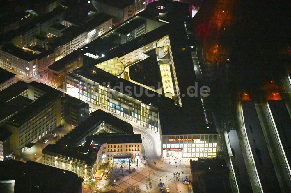 Hannover bei Nacht von oben - Nachtluftbild des Einkaufs- Zentrum Ernst-August-Galerie am Ernst-August-Platz in Hannover im Bundesland Niedersachsen, Deutschland