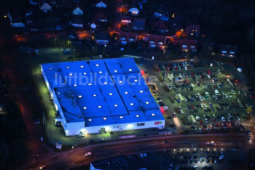 Neuruppin bei Nacht aus der Vogelperspektive: Nachtluftbild des Einkaufs- Zentrum der real GmbH in Neuruppin im Bundesland Brandenburg, Deutschland