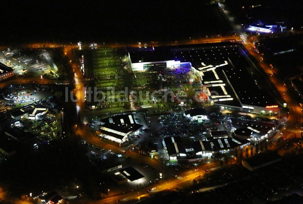 Nacht-Luftaufnahme Erfurt - Nachtluftbild des Einkaufs- Zentrum T.E.C. - Thüringer Einkaufscenter in der Hermsdorfer Straße in Erfurt im Bundesland Thüringen, Deutschland