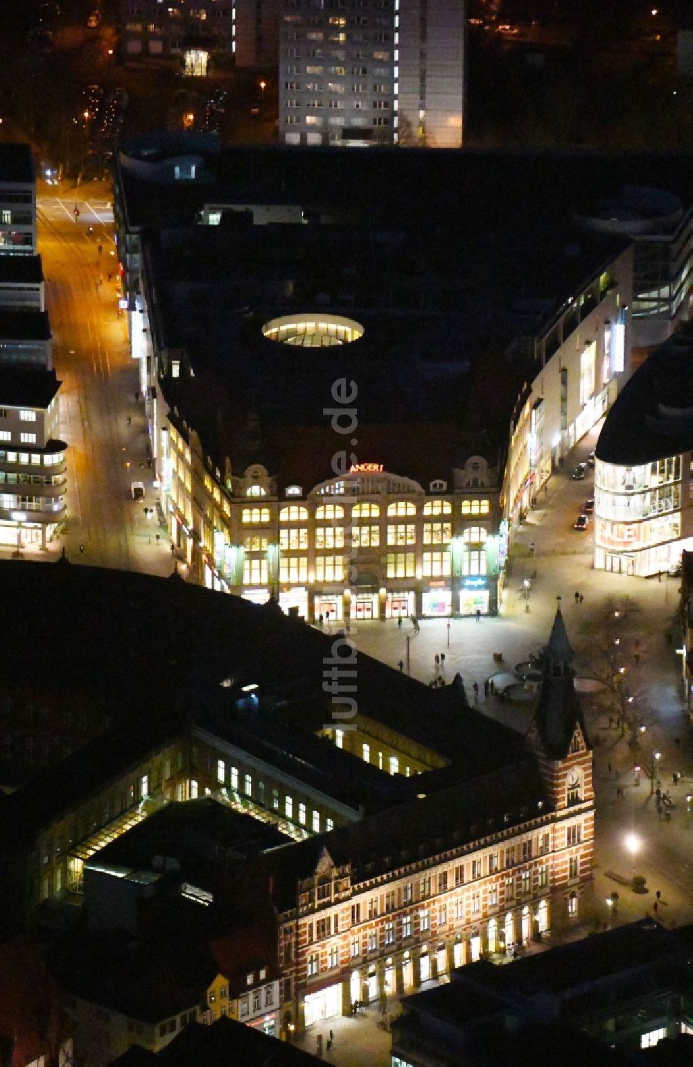 Erfurt bei Nacht von oben - Nachtluftbild des Einkaufszentrum Anger 1 am Anger in Erfurt im Bundesland Thüringen