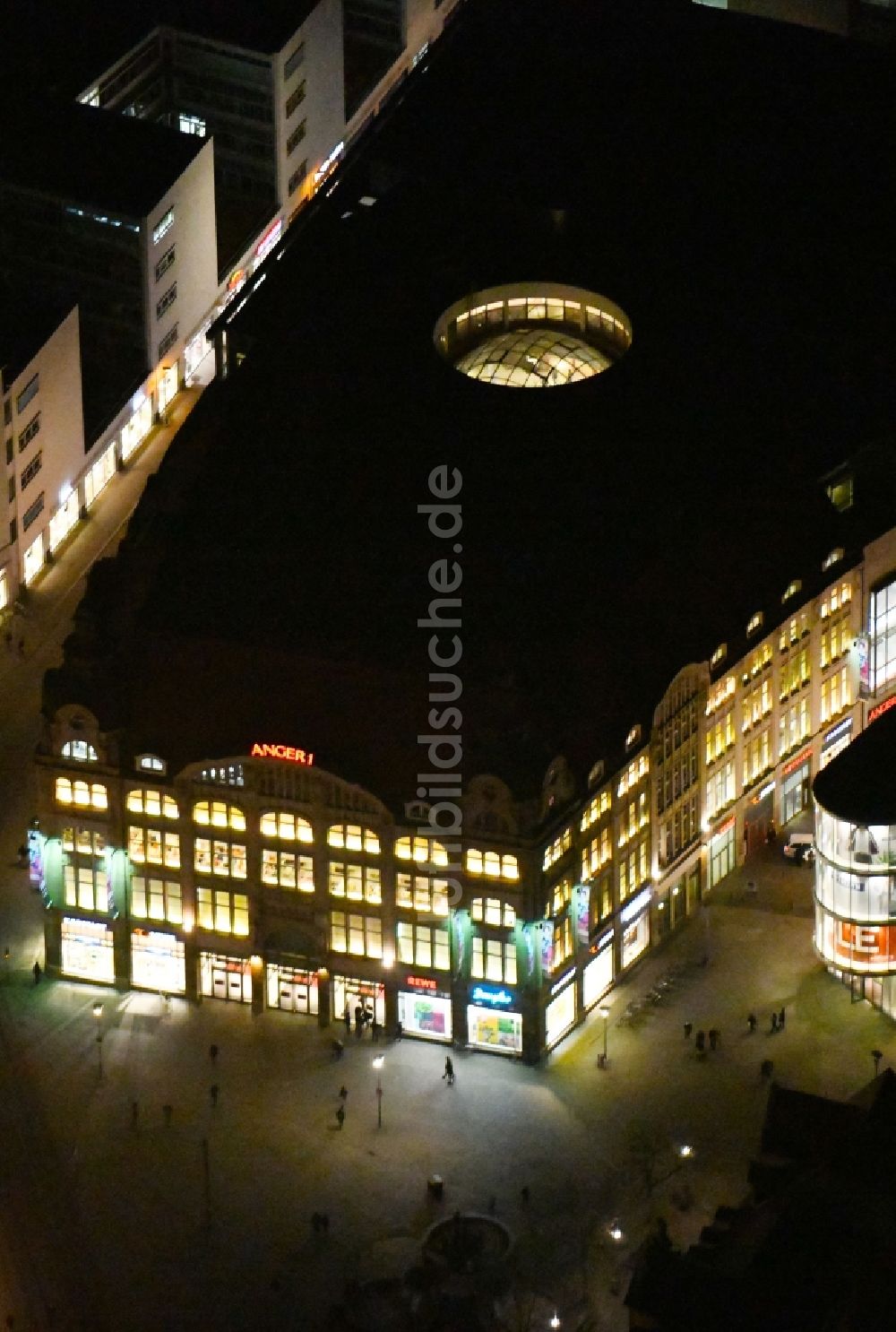 Erfurt bei Nacht von oben - Nachtluftbild des Einkaufszentrum Anger 1 am Anger in Erfurt im Bundesland Thüringen
