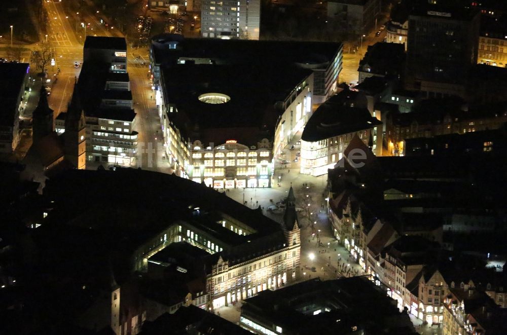 Nacht-Luftaufnahme Erfurt - Nachtluftbild des Einkaufszentrum Anger 1 am Anger in Erfurt im Bundesland Thüringen
