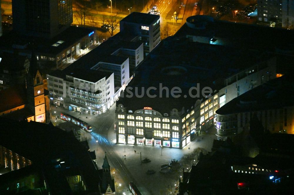 Erfurt bei Nacht aus der Vogelperspektive: Nachtluftbild des Einkaufszentrum Anger 1 am Anger in Erfurt im Bundesland Thüringen