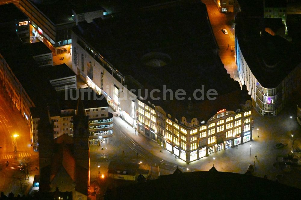 Erfurt bei Nacht aus der Vogelperspektive: Nachtluftbild des Einkaufszentrum Anger 1 am Anger in Erfurt im Bundesland Thüringen