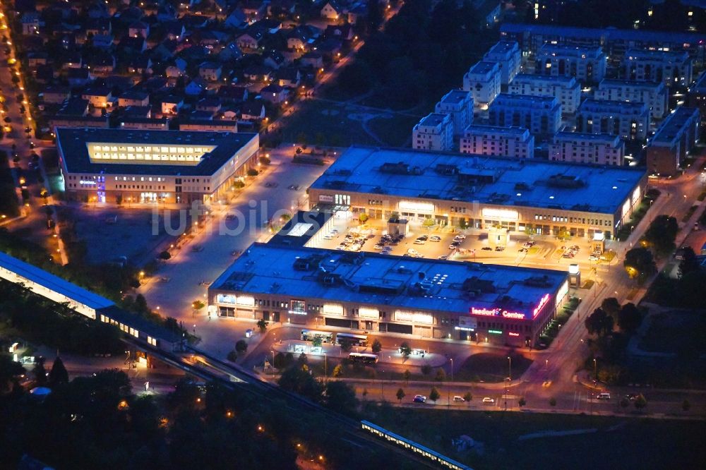 Berlin bei Nacht von oben - Nachtluftbild des Einkaufszentrums Biesdorf Center in Berlin Biesdorf