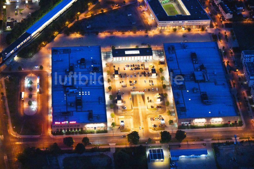 Nacht-Luftaufnahme Berlin - Nachtluftbild des Einkaufszentrums Biesdorf Center in Berlin Biesdorf