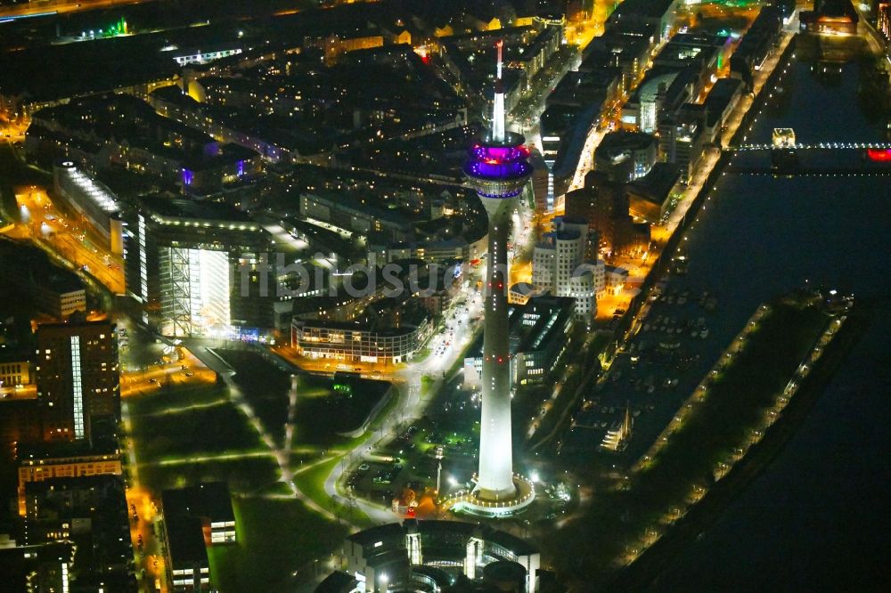 Düsseldorf bei Nacht aus der Vogelperspektive: Nachtluftbild des Fernsehturm Rheinturm in Düsseldorf im Bundesland Nordrhein-Westfalen