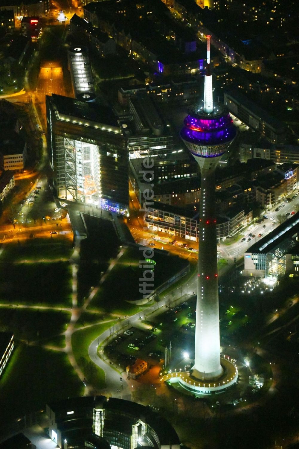 Düsseldorf bei Nacht von oben - Nachtluftbild des Fernsehturm Rheinturm in Düsseldorf im Bundesland Nordrhein-Westfalen