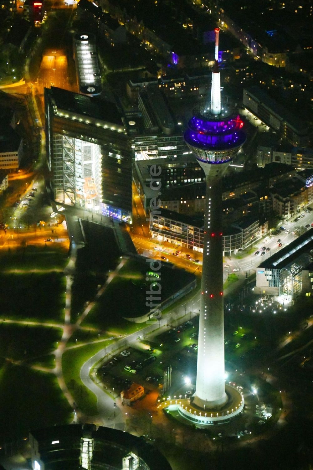 Düsseldorf bei Nacht aus der Vogelperspektive: Nachtluftbild des Fernsehturm Rheinturm in Düsseldorf im Bundesland Nordrhein-Westfalen