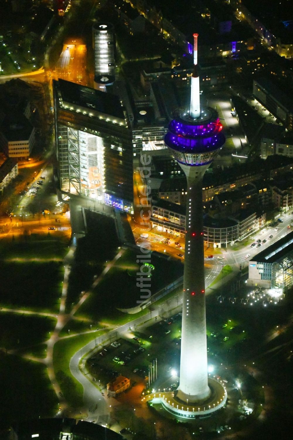 Nachtluftbild Düsseldorf - Nachtluftbild des Fernsehturm Rheinturm in Düsseldorf im Bundesland Nordrhein-Westfalen