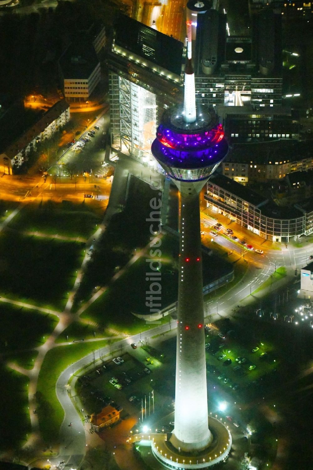 Nacht-Luftaufnahme Düsseldorf - Nachtluftbild des Fernsehturm Rheinturm in Düsseldorf im Bundesland Nordrhein-Westfalen