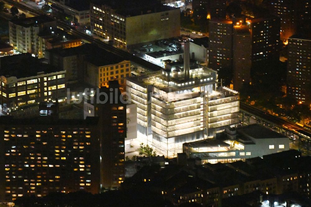 Nachtluftbild New York - Nachtluftbild des Forschungs- Gebäude und Bürokomplex Jerome L. Greene Science Center am Broadway in New York in USA