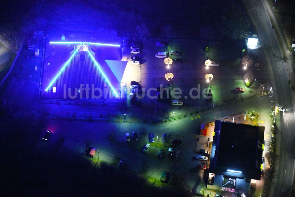 Nacht-Luftaufnahme Gotha - Nachtluftbild des Freizeitzentrum der Spielpyramide Automatengesellschaft & Service mbH in der Dr.-Troch-Straße in Gotha im Bundesland Thüringen, Deutschland