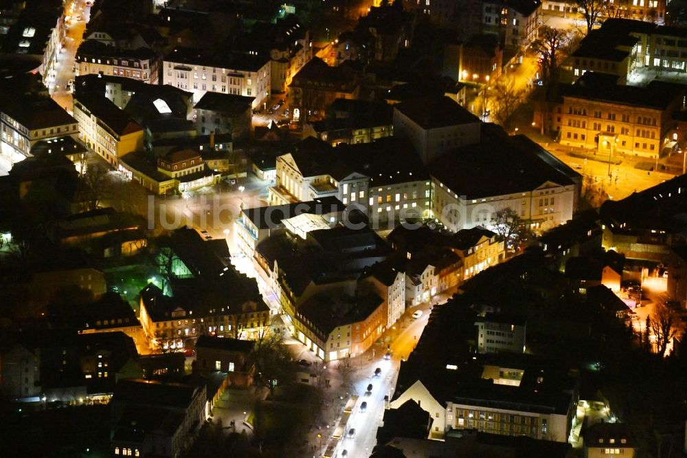 Nachtluftbild Weimar - Nachtluftbild des Gebäude des Konzerthauses und Theater- Schauspielhauses in Weimar im Bundesland Thüringen, Deutschland