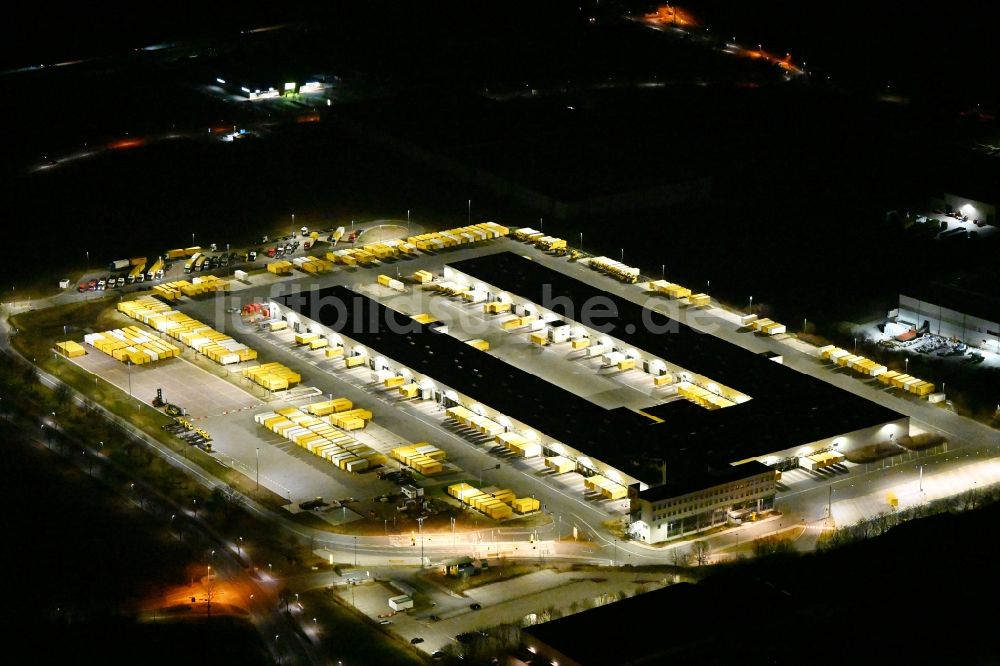Nohra bei Nacht von oben - Nachtluftbild des Gebäudekomplex und Gelände des Logistikzentrums der DHL Paket GmbH an der Stangenallee in Nohra im Bundesland Thüringen, Deutschland