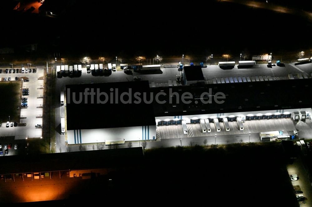 Gotha bei Nacht von oben - Nachtluftbild des Gebäudekomplex und Gelände des Logistikzentrums der Kraftverkehr Nagel GmbH & Co. KG in der Kurt-Nagel-Straße in Gotha im Bundesland Thüringen, Deutschland