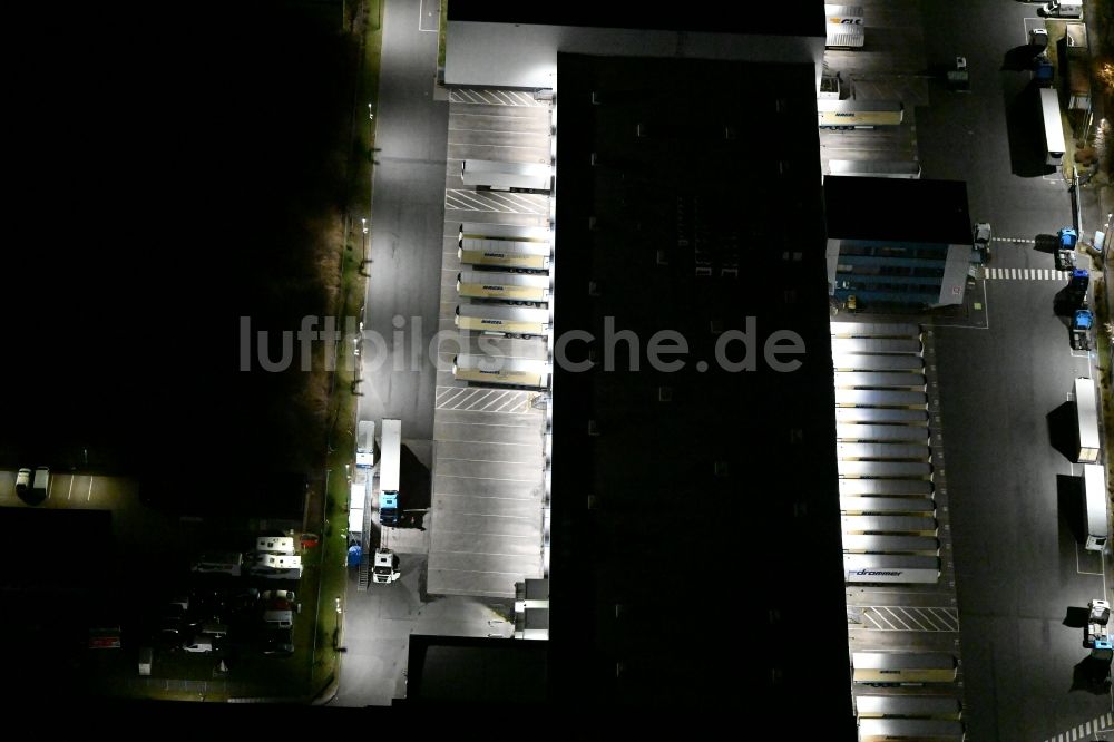 Nachtluftbild Gotha - Nachtluftbild des Gebäudekomplex und Gelände des Logistikzentrums der Kraftverkehr Nagel GmbH & Co. KG in der Kurt-Nagel-Straße in Gotha im Bundesland Thüringen, Deutschland