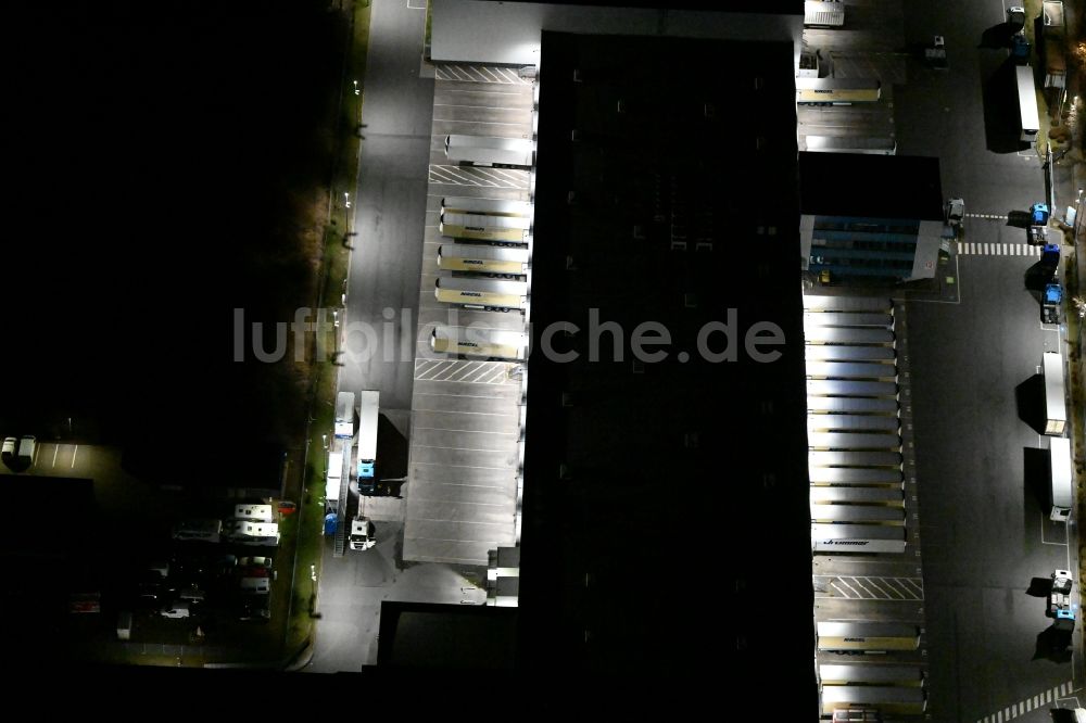 Nacht-Luftaufnahme Gotha - Nachtluftbild des Gebäudekomplex und Gelände des Logistikzentrums der Kraftverkehr Nagel GmbH & Co. KG in der Kurt-Nagel-Straße in Gotha im Bundesland Thüringen, Deutschland