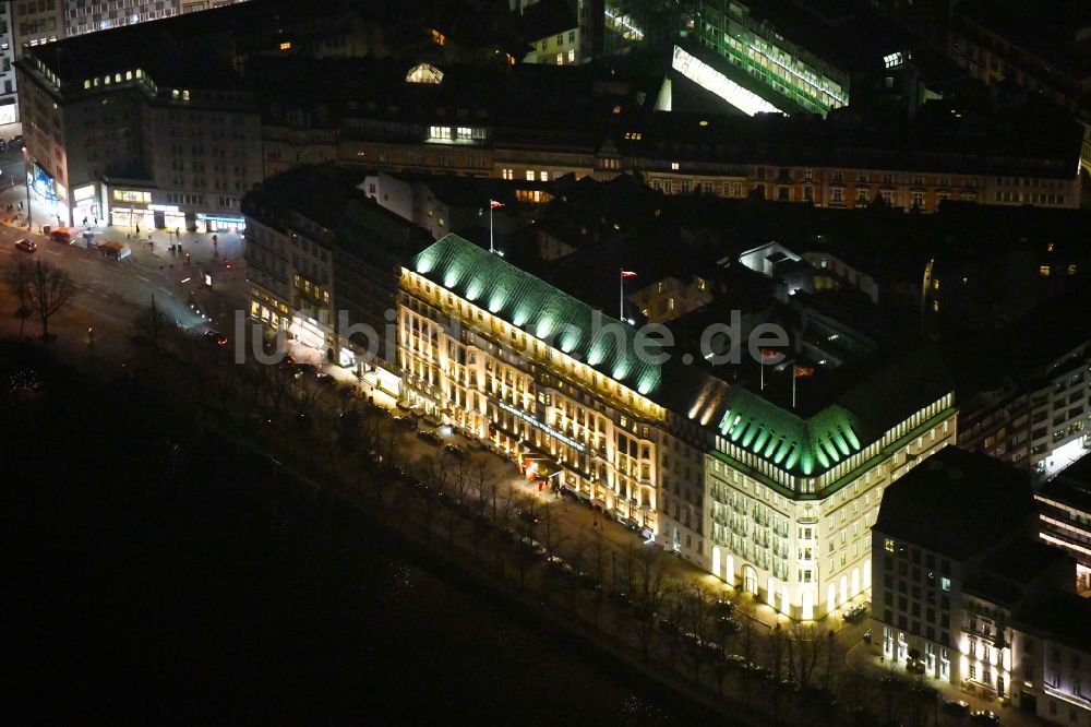 Nacht-Luftaufnahme Hamburg - Nachtluftbild des Gebäudekomplex der Hotelanlage Fairmont Hotel Vier Jahreszeiten in Hamburg, Deutschland