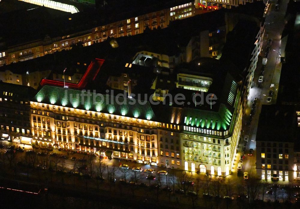 Nacht-Luftaufnahme Hamburg - Nachtluftbild des Gebäudekomplex der Hotelanlage Fairmont Hotel Vier Jahreszeiten in Hamburg, Deutschland