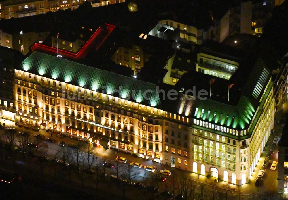 Hamburg bei Nacht aus der Vogelperspektive: Nachtluftbild des Gebäudekomplex der Hotelanlage Fairmont Hotel Vier Jahreszeiten in Hamburg, Deutschland