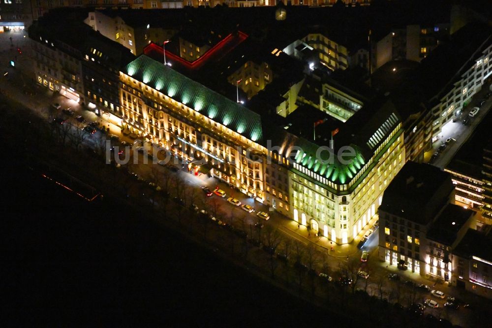 Nachtluftbild Hamburg - Nachtluftbild des Gebäudekomplex der Hotelanlage Fairmont Hotel Vier Jahreszeiten in Hamburg, Deutschland