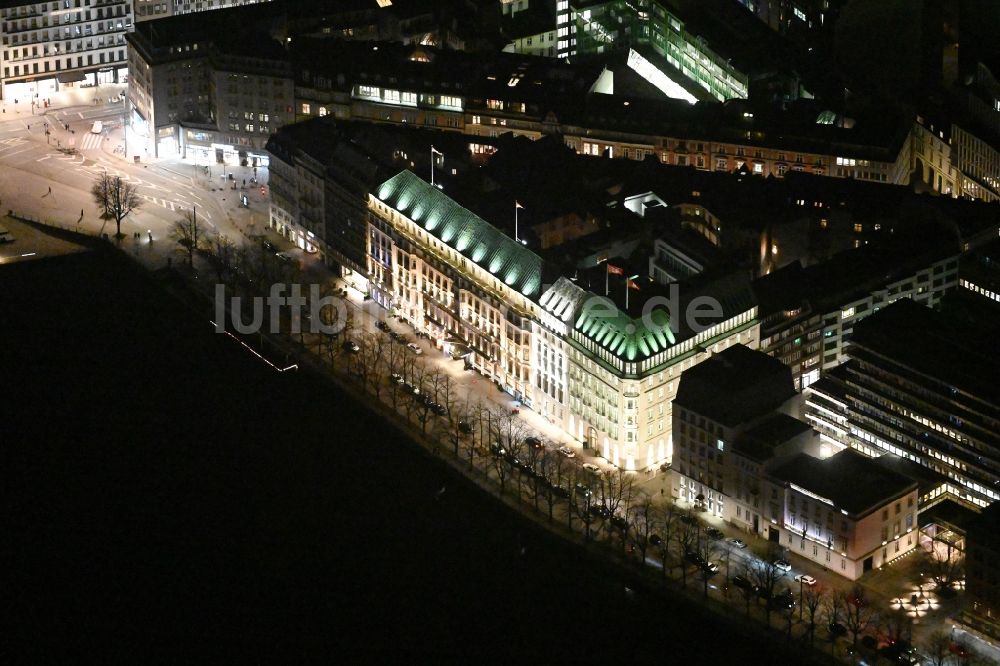 Hamburg bei Nacht von oben - Nachtluftbild des Gebäudekomplex der Hotelanlage Fairmont Hotel Vier Jahreszeiten in Hamburg, Deutschland