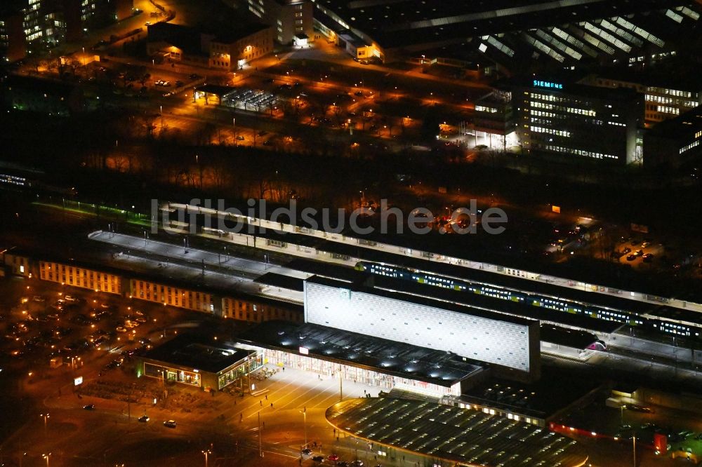 Nacht-Luftaufnahme Braunschweig - Nachtluftbild des Hauptbahnhof der Deutschen Bahn in Braunschweig im Bundesland Niedersachsen