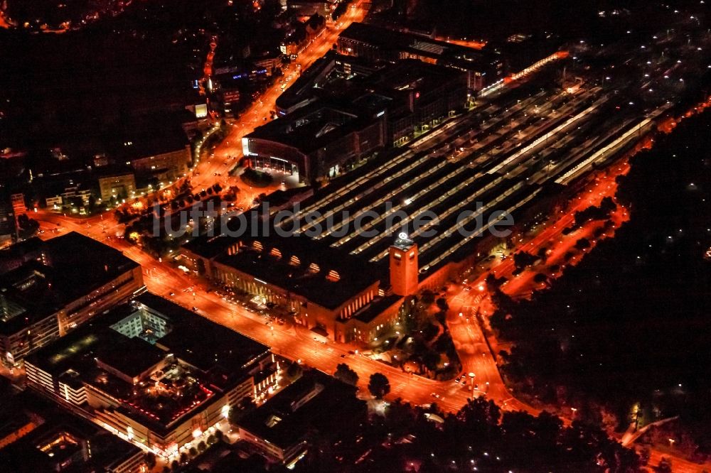 Stuttgart bei Nacht aus der Vogelperspektive: Nachtluftbild des Hauptbahnhof der Deutschen Bahn in Stuttgart im Bundesland Baden-Württemberg, Deutschland