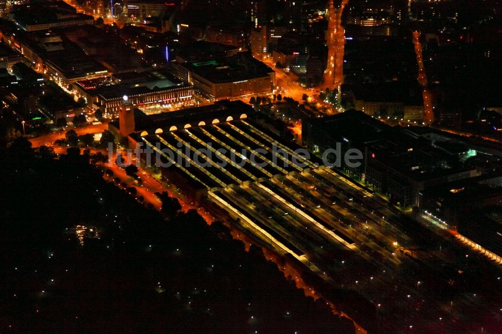 Nachtluftbild Stuttgart - Nachtluftbild des Hauptbahnhof der Deutschen Bahn in Stuttgart im Bundesland Baden-Württemberg, Deutschland