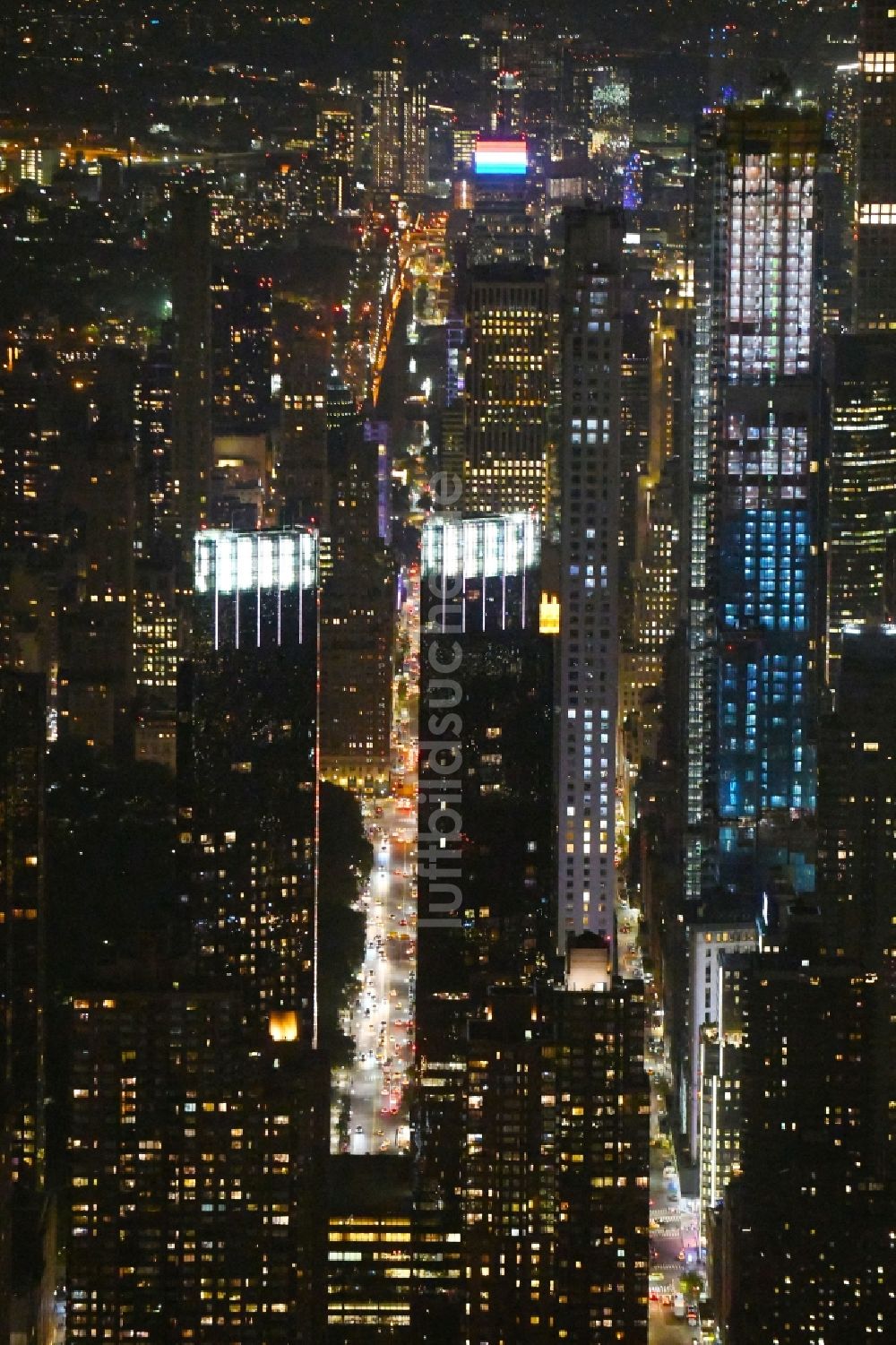 New York bei Nacht aus der Vogelperspektive: Nachtluftbild des Hochhaus- Ensemble der Time Warner Center am Columbus Circle im Ortsteil Manhattan in New York in USA