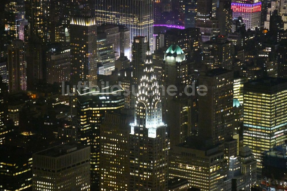 Nacht-Luftaufnahme New York - Nachtluftbild des Hochhaus- Gebäude Chrysler Building an der Lexington Avenue in New York in USA