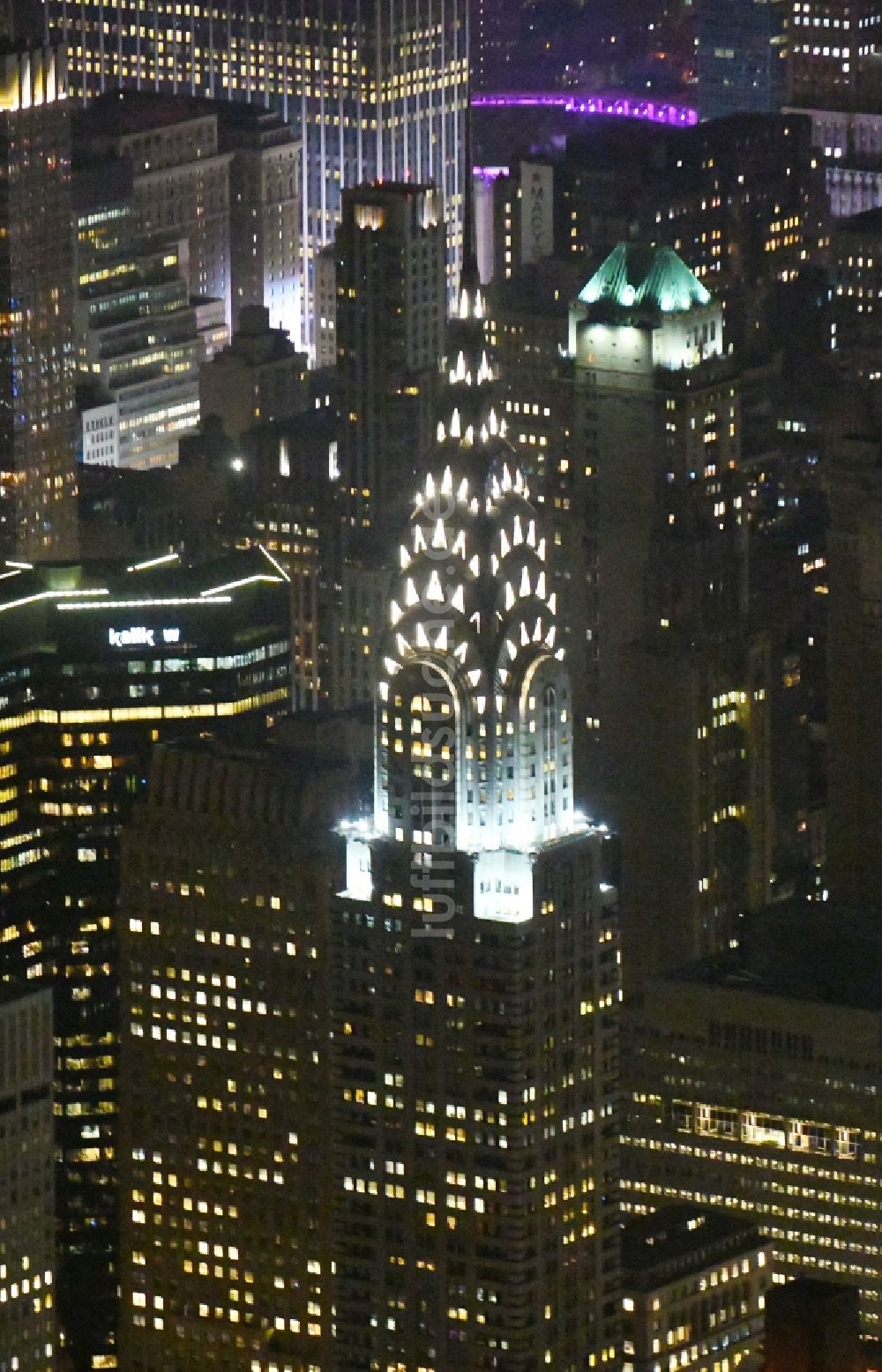 New York bei Nacht von oben - Nachtluftbild des Hochhaus- Gebäude Chrysler Building an der Lexington Avenue in New York in USA
