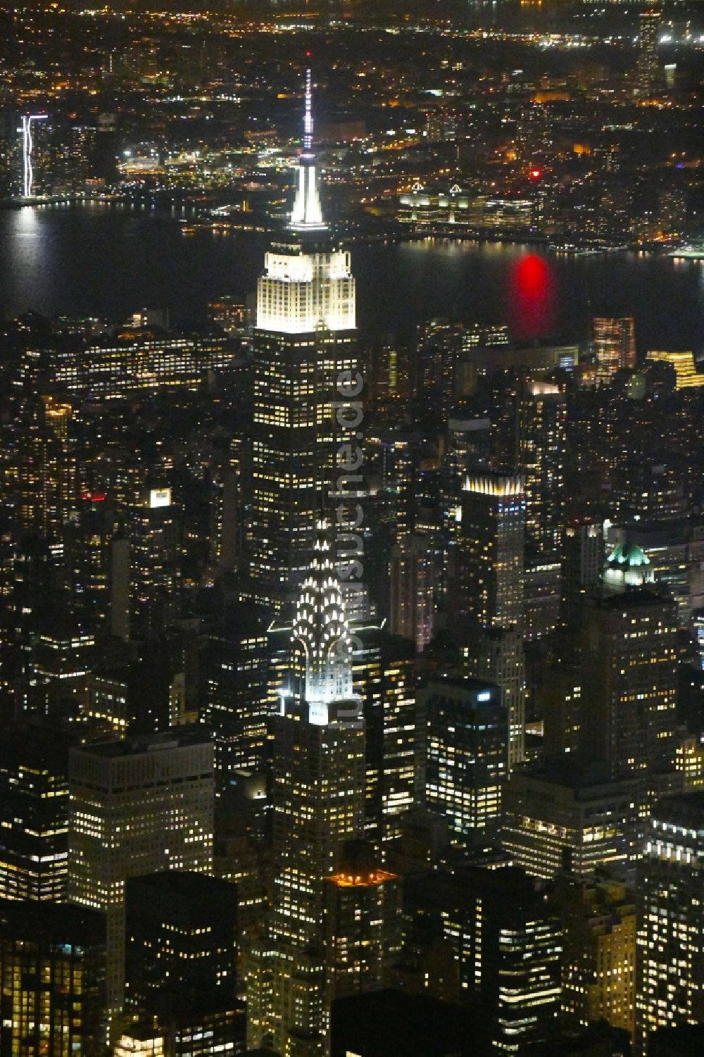 Nachtluftbild New York - Nachtluftbild des Hochhaus- Gebäude Empire State Building an der 5th Avenue in New York in USA