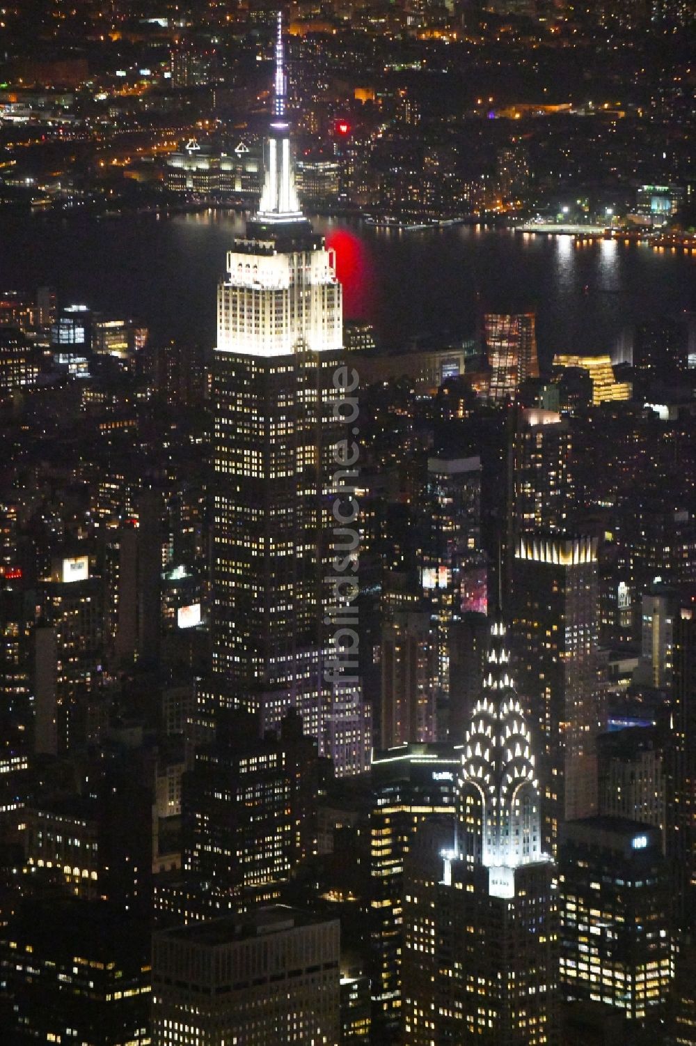 Nacht-Luftaufnahme New York - Nachtluftbild des Hochhaus- Gebäude Empire State Building an der 5th Avenue in New York in USA