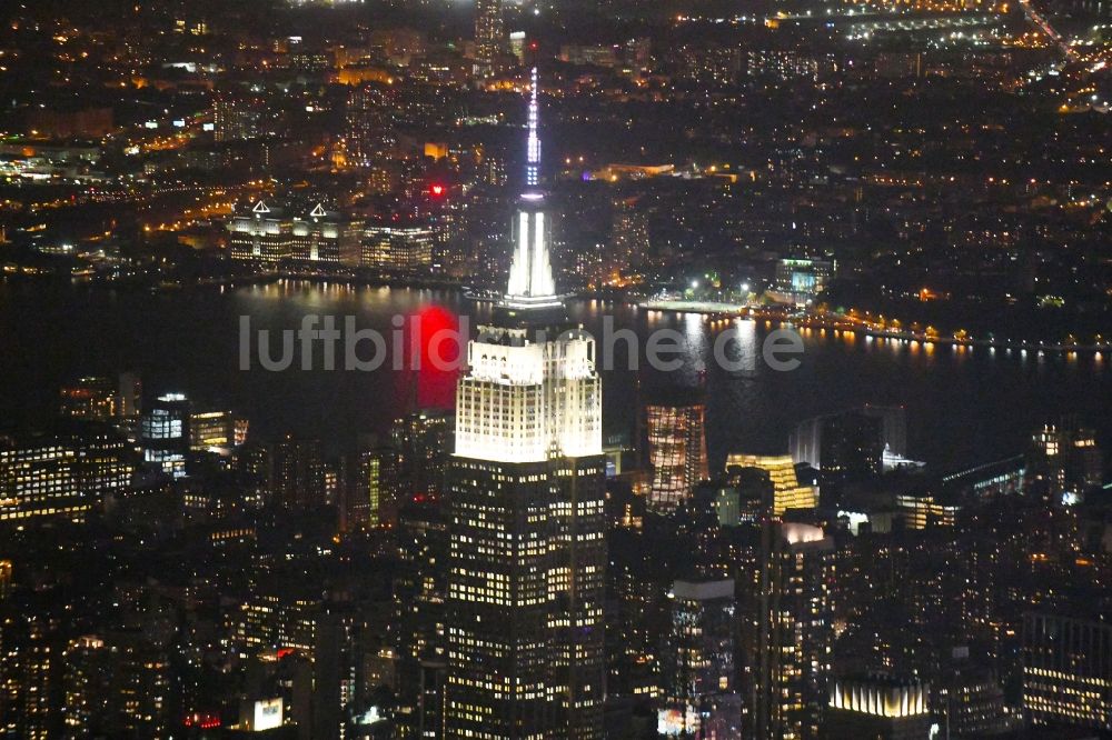 New York bei Nacht von oben - Nachtluftbild des Hochhaus- Gebäude Empire State Building an der 5th Avenue in New York in USA