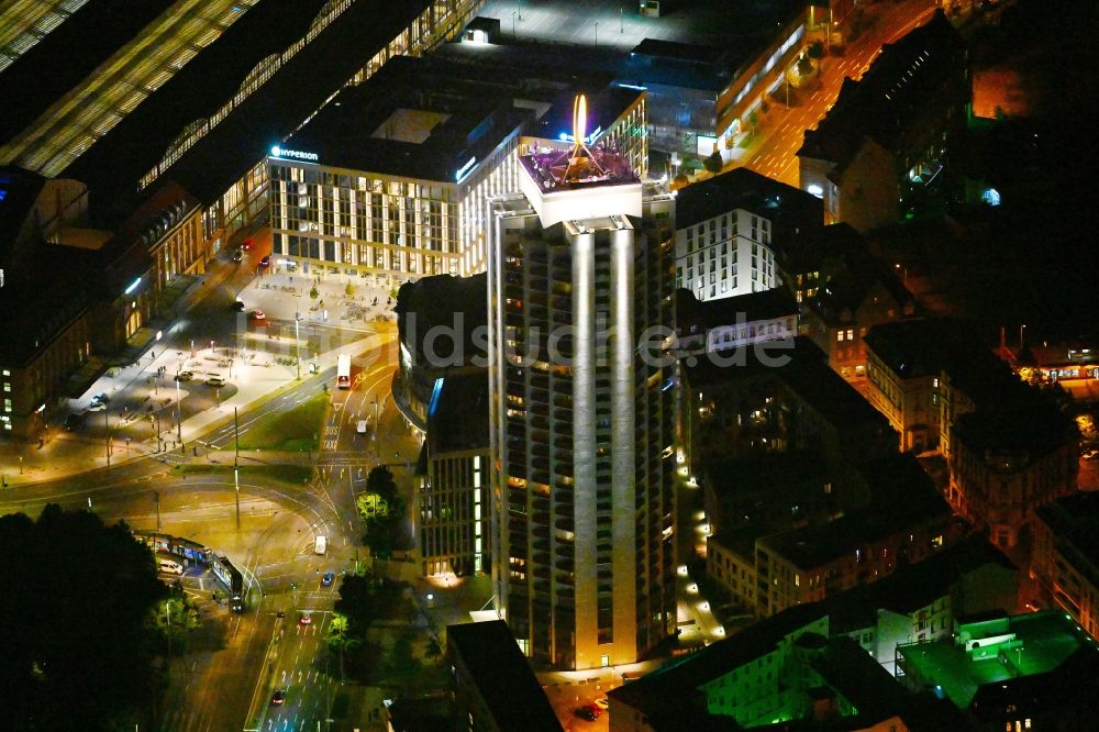 Nacht-Luftaufnahme Leipzig - Nachtluftbild des Hochhaus- Gebäudekomplexes der Leipziger Wohnungs- und Baugesellschaft (LWB) in Leipzig im Bundesland Sachsen