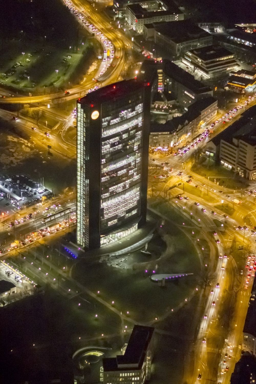Düsseldorf bei Nacht von oben - Nachtluftbild des Hochhauses des Versicheres Arag am Moersenbroicher Ei in Düsseldorf im Bundesland Nordrhein-Westfalen