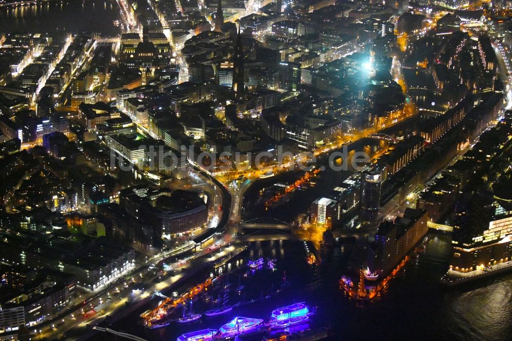 Hamburg bei Nacht aus der Vogelperspektive: Nachtluftbild des Innenstadtbereich am Rödingsmarkt - Otto-Sill-Brücke in Hamburg, Deutschland