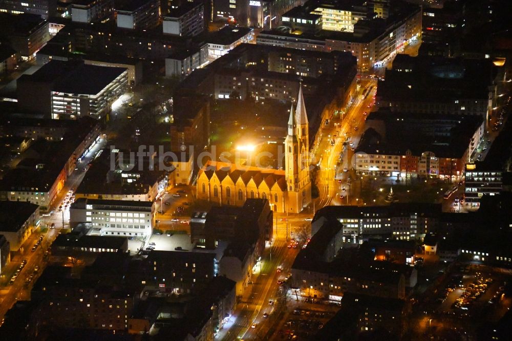 Braunschweig bei Nacht von oben - Nachtluftbild des Kirchengebäude der St. Katharinenkirche in Braunschweig im Bundesland Niedersachsen