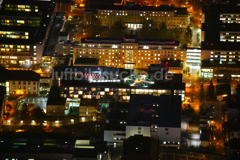Dresden bei Nacht aus der Vogelperspektive: Nachtluftbild des Klinikgelände an der Fetscherstraße in Dresden im Bundesland Sachsen, Deutschland