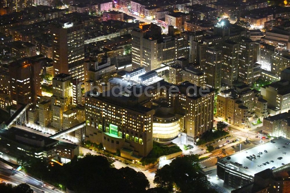 New York bei Nacht aus der Vogelperspektive: Nachtluftbild des Klinikgelände des Krankenhauses Milstein Hospital an der Fort Washington Ave in New York in USA